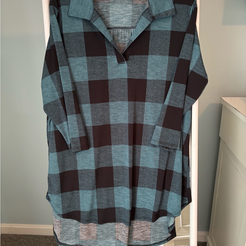 Heimish buffalo plaid hi/lo tunic in large. Black and teal.